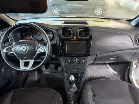 RENAULT-LOGAN-2021