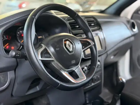 RENAULT-LOGAN-2021