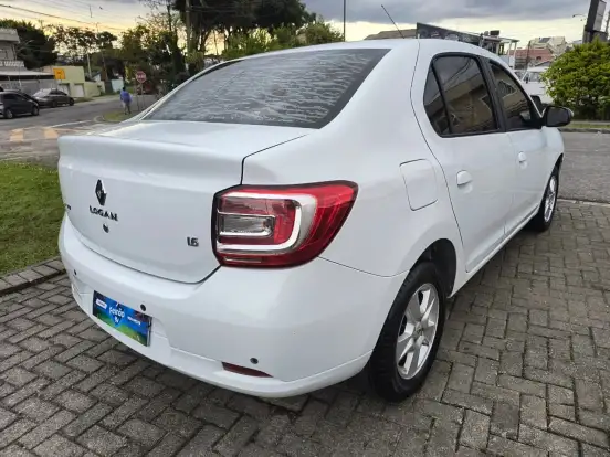 RENAULT-LOGAN-2015