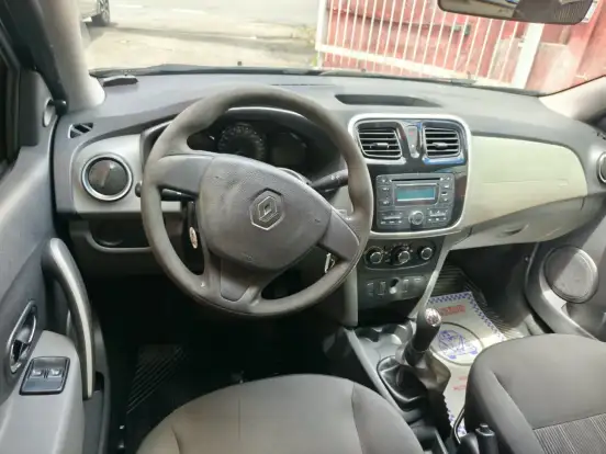 RENAULT-LOGAN-2015