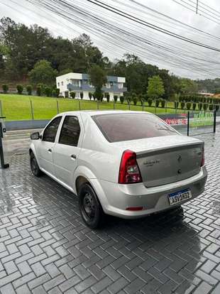 RENAULT-LOGAN-2010