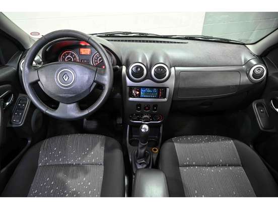 RENAULT-LOGAN-2010