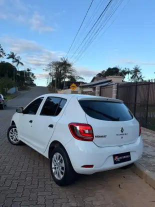 RENAULT-SANDERO-2018