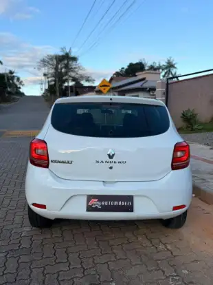 RENAULT-SANDERO-2018
