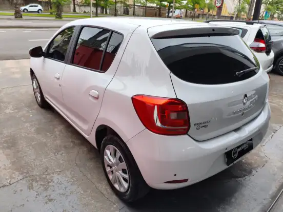 RENAULT-SANDERO-2018