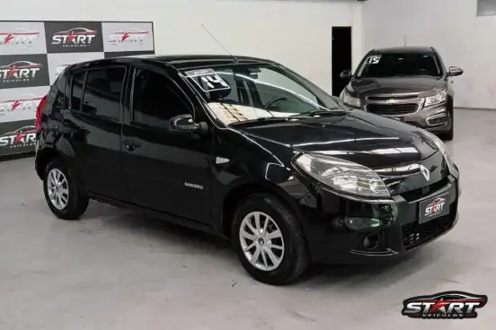RENAULT-SANDERO-2013