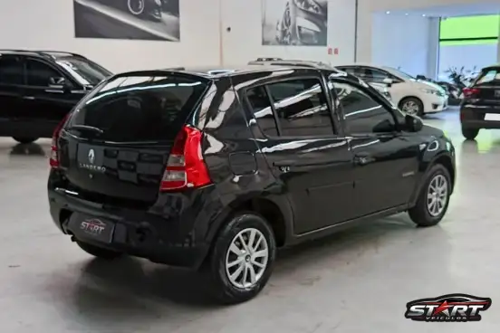 RENAULT-SANDERO-2013