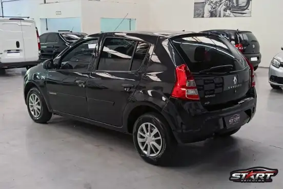 RENAULT-SANDERO-2013