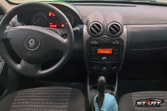 RENAULT-SANDERO-2013