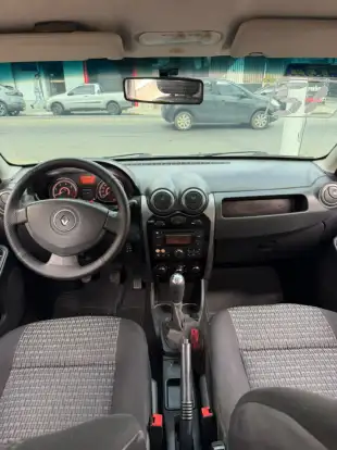 RENAULT-SANDERO-2012