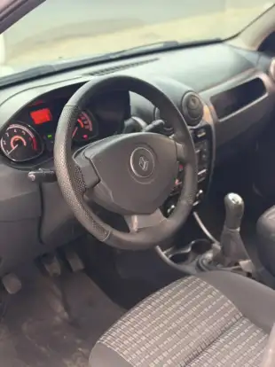 RENAULT-SANDERO-2012