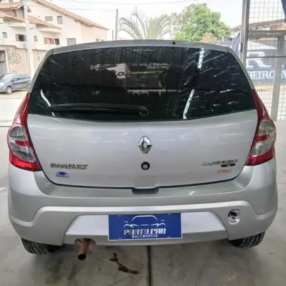 RENAULT-SANDERO-2010
