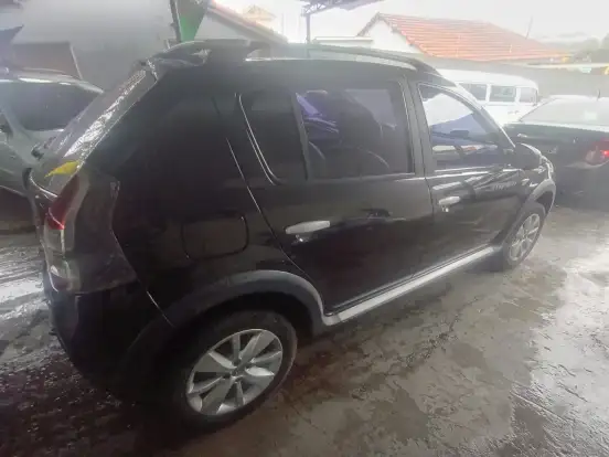 RENAULT-SANDERO-2011