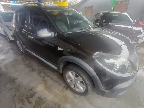 RENAULT-SANDERO-2011