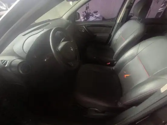 RENAULT-SANDERO-2011