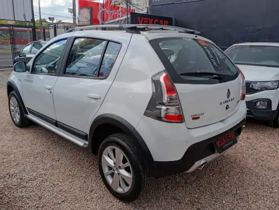 RENAULT-SANDERO-2013