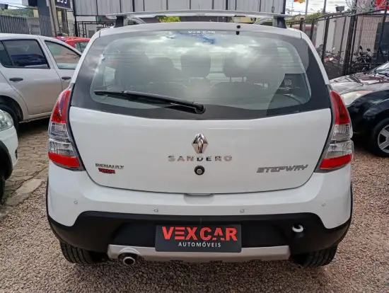 RENAULT-SANDERO-2013