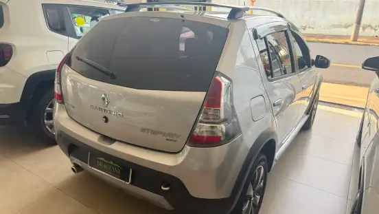 RENAULT-SANDERO-2011