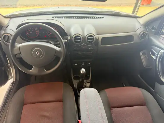 RENAULT-SANDERO-2011