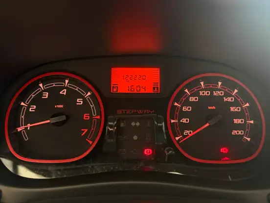 RENAULT-SANDERO-2011