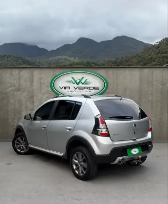 RENAULT-SANDERO-2014