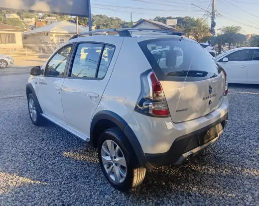 RENAULT-SANDERO-2013