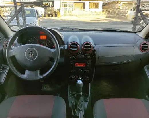 RENAULT-SANDERO-2013