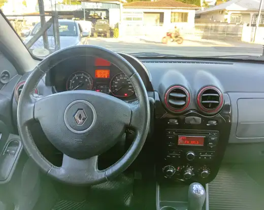 RENAULT-SANDERO-2013