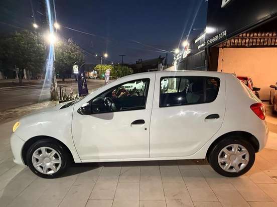 RENAULT-SANDERO-2018