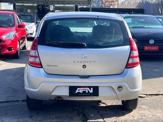 RENAULT-SANDERO-2012