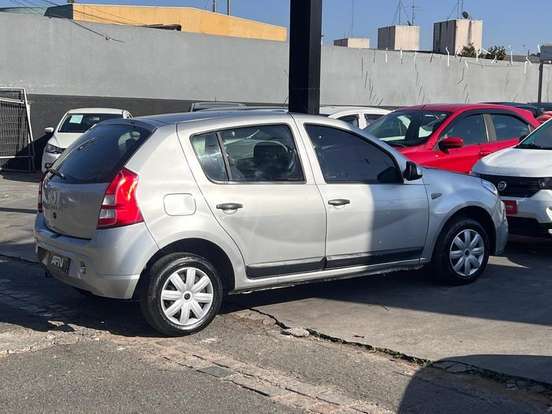 RENAULT-SANDERO-2012