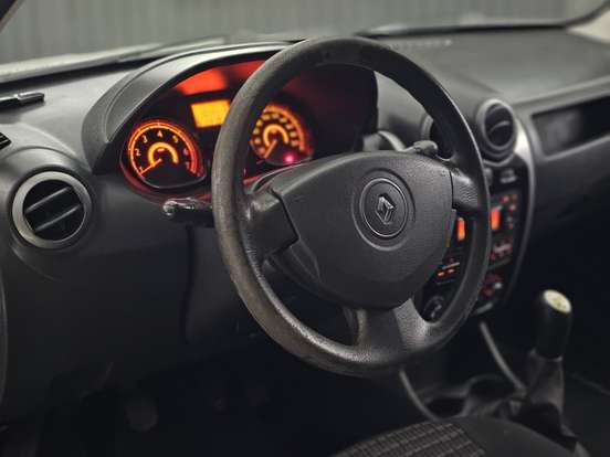 RENAULT-SANDERO-2012