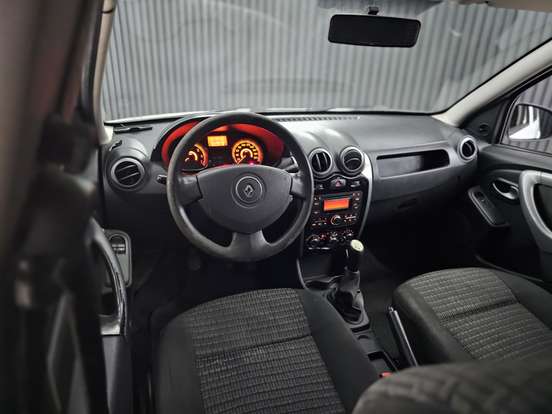 RENAULT-SANDERO-2012