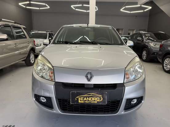 RENAULT-SANDERO-2012