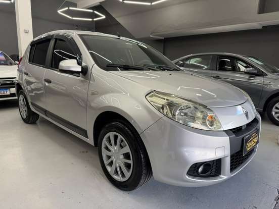 RENAULT-SANDERO-2012