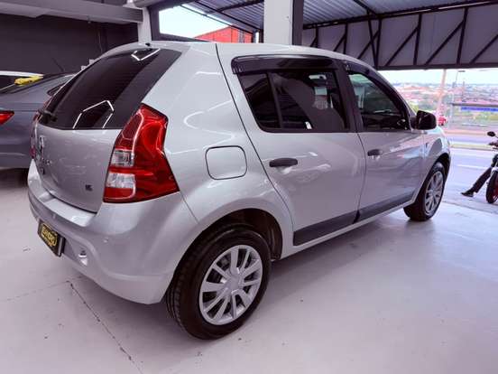 RENAULT-SANDERO-2012