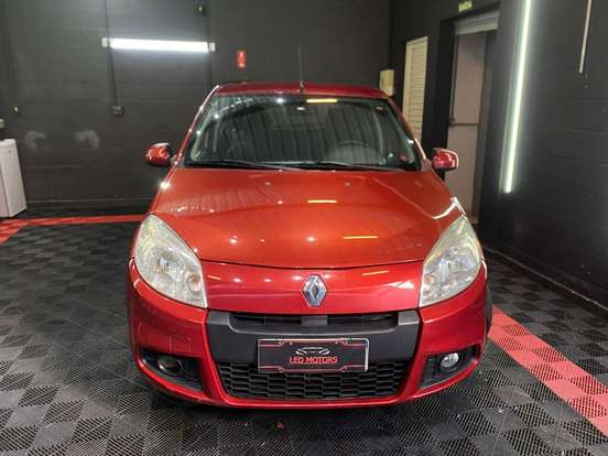RENAULT-SANDERO-2010