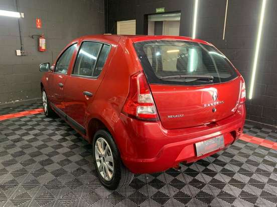 RENAULT-SANDERO-2010