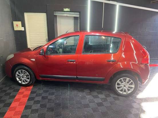 RENAULT-SANDERO-2010