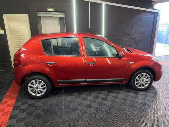 RENAULT-SANDERO-2010