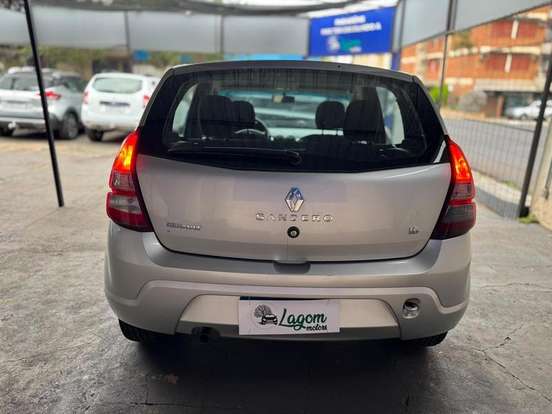 RENAULT-SANDERO-2011