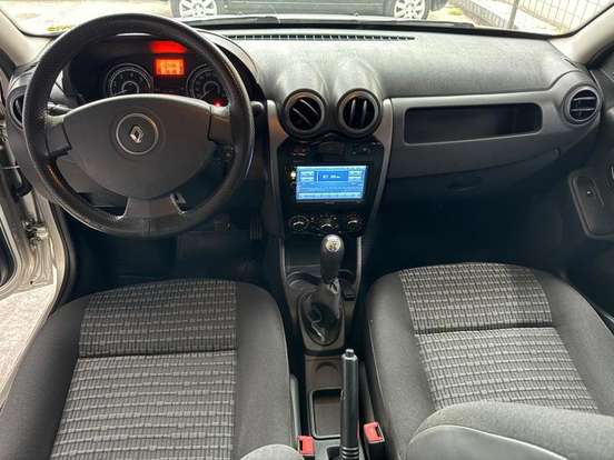 RENAULT-SANDERO-2011