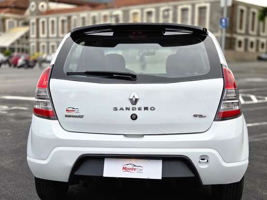 RENAULT-SANDERO-2012