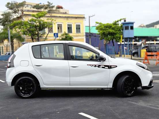 RENAULT-SANDERO-2012