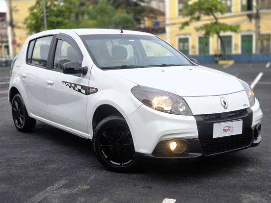 RENAULT-SANDERO-2012