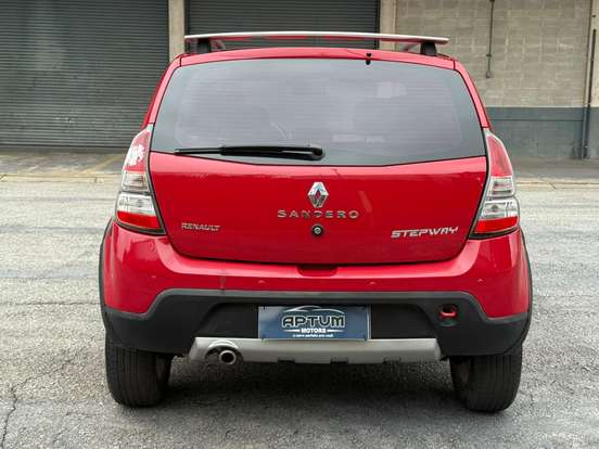 RENAULT-SANDERO-2013
