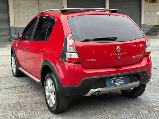RENAULT-SANDERO-2013