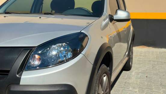 RENAULT-SANDERO-2011