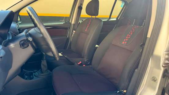 RENAULT-SANDERO-2011