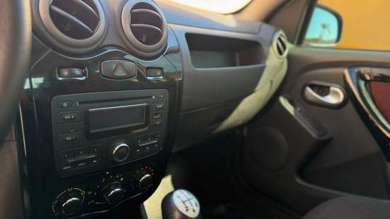 RENAULT-SANDERO-2011